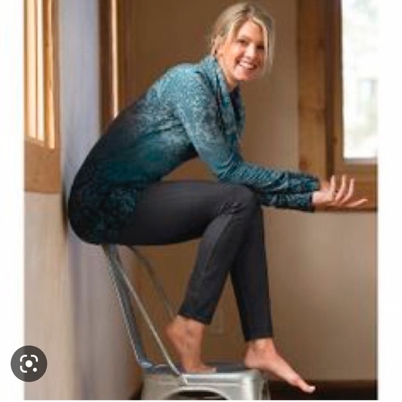 ATHLETA red cowl neck tunic length burnout top, women’s S. - Picture 2 of 8